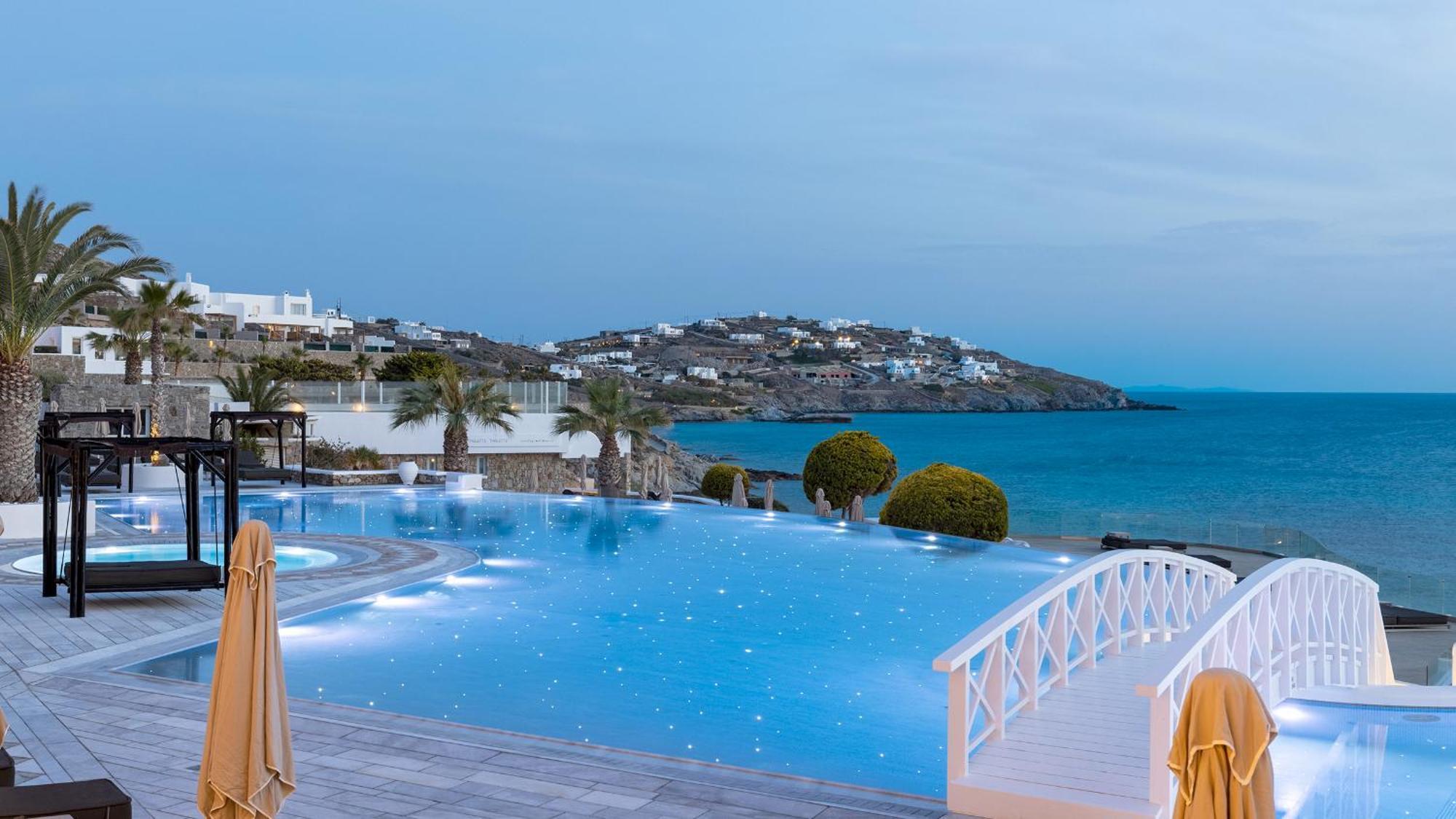 Saint John Hotel Villas & Spa Agios Ioannis Diakoftis Eksteriør bilde Infinity pool at a resort in Mykonos, Greece