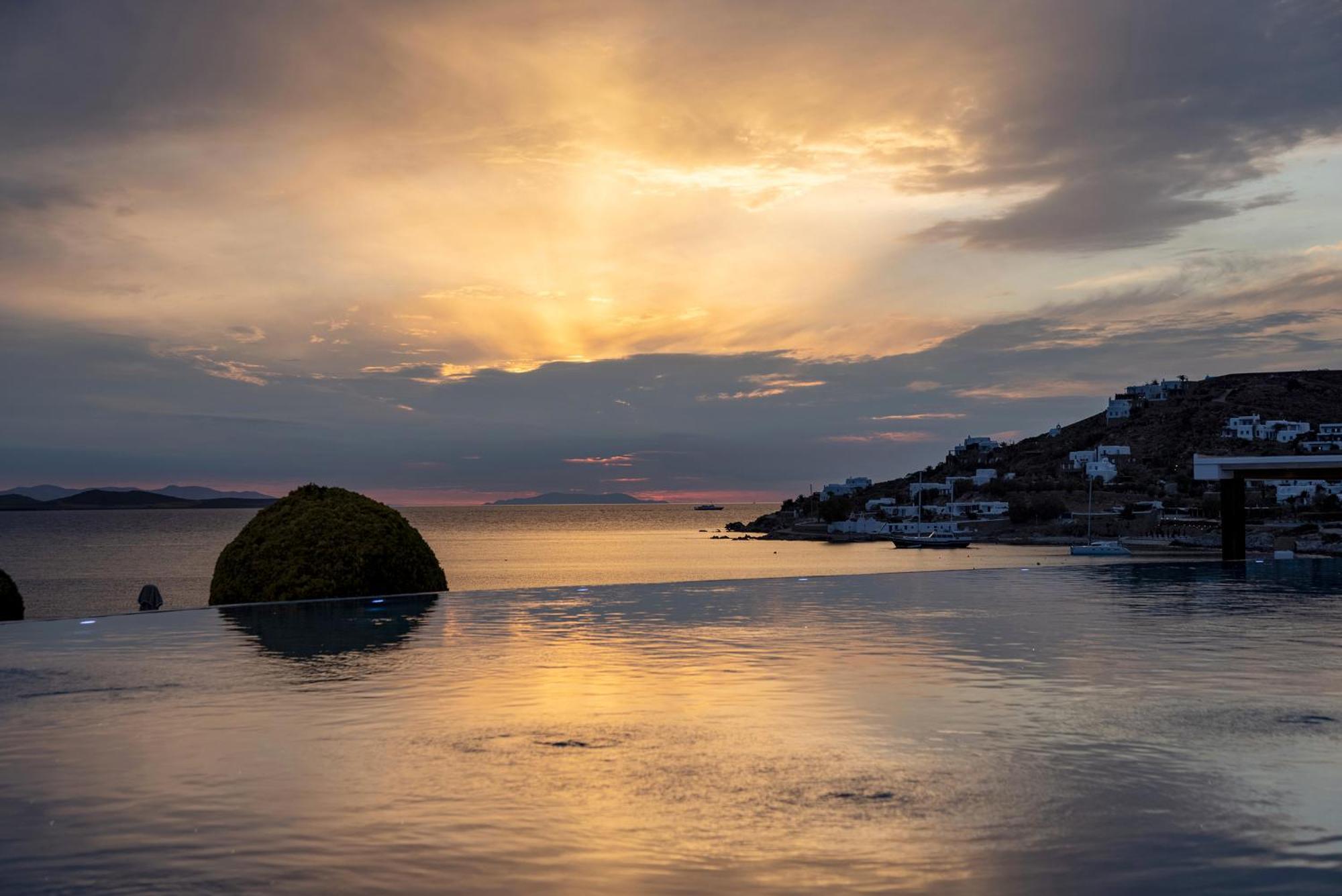Saint John Hotel Villas & Spa Agios Ioannis Diakoftis Eksteriør bilde Sunset over the bay