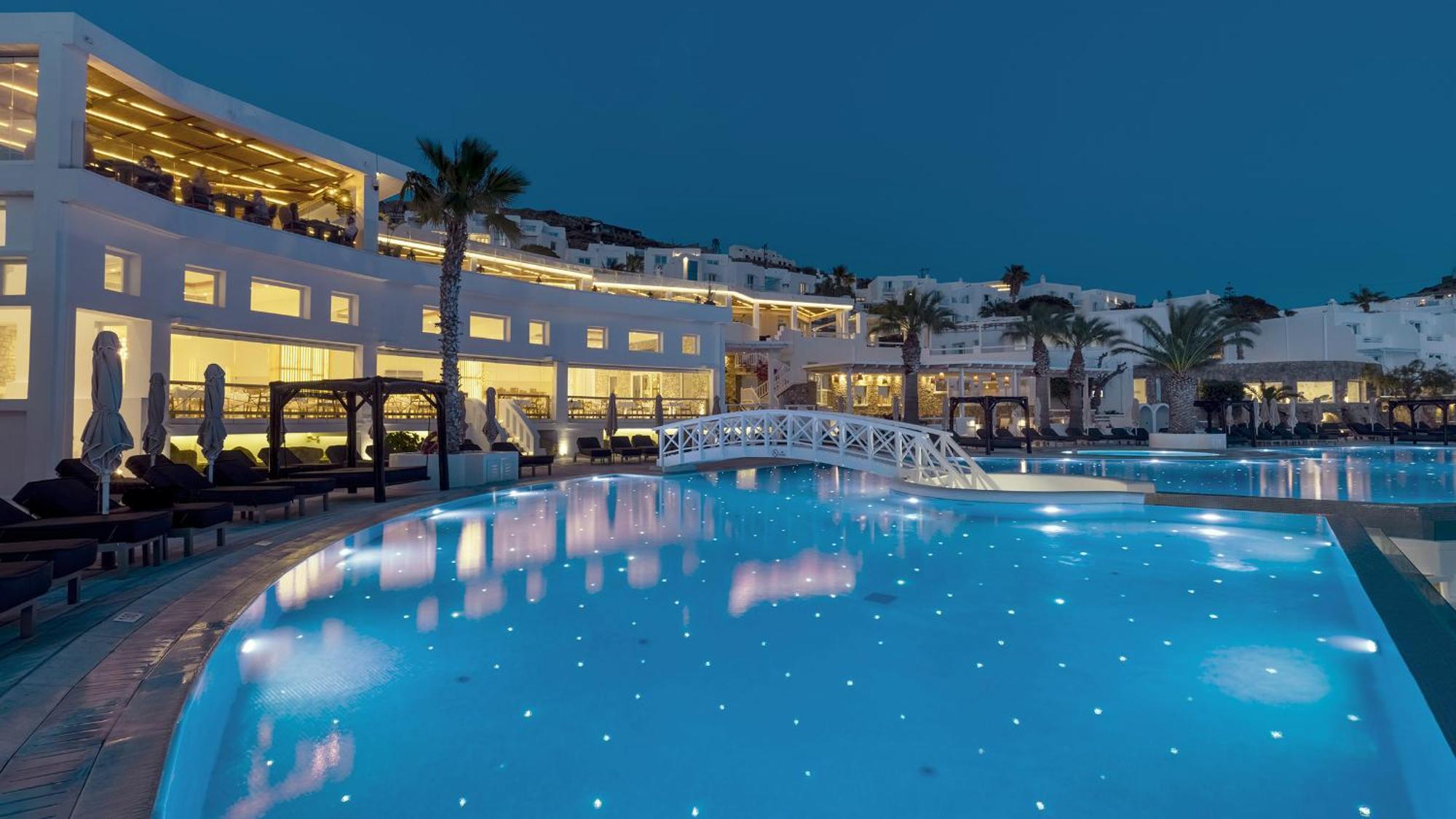 Saint John Hotel Villas & Spa Agios Ioannis Diakoftis Eksteriør bilde The resort at night